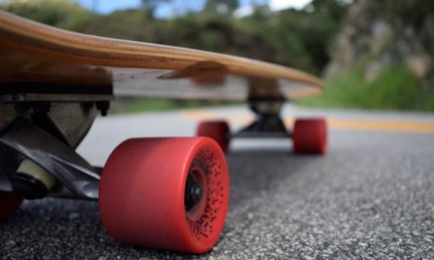 Skateboarding Or Longboarding For Beginners – What’s Easier?