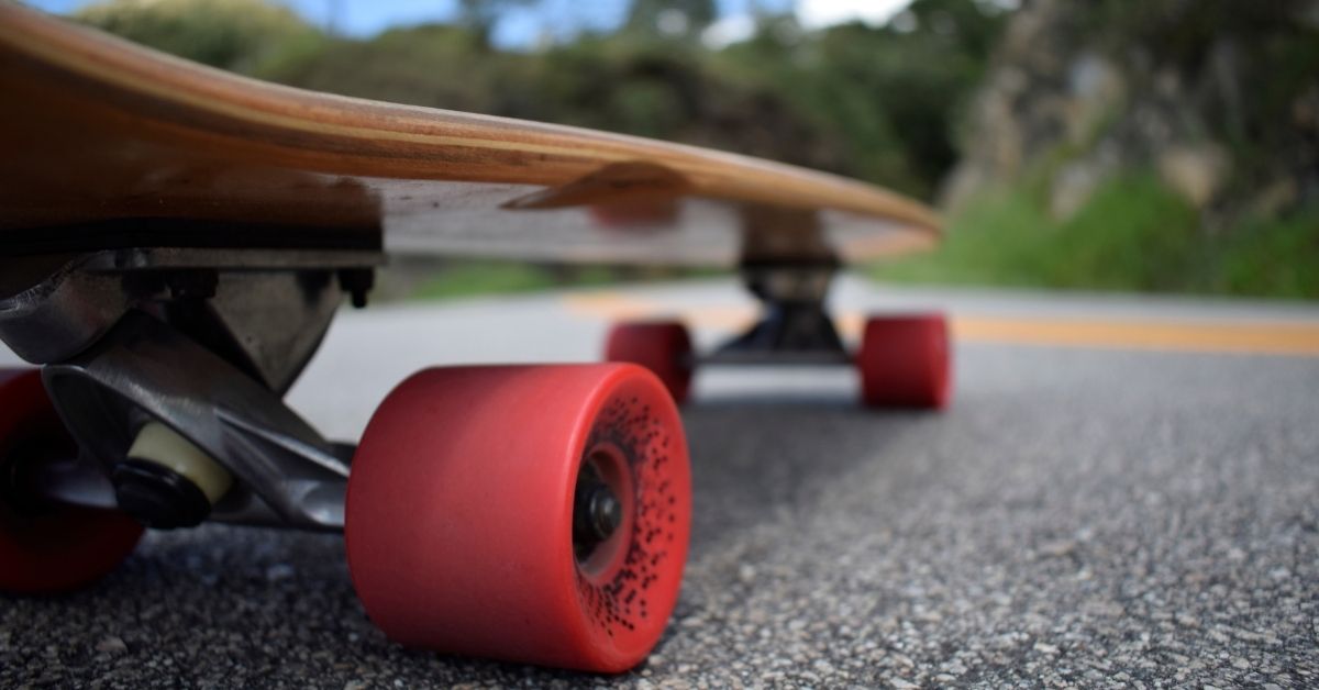 Skateboarding Or Longboarding For Beginners – What’s Easier?